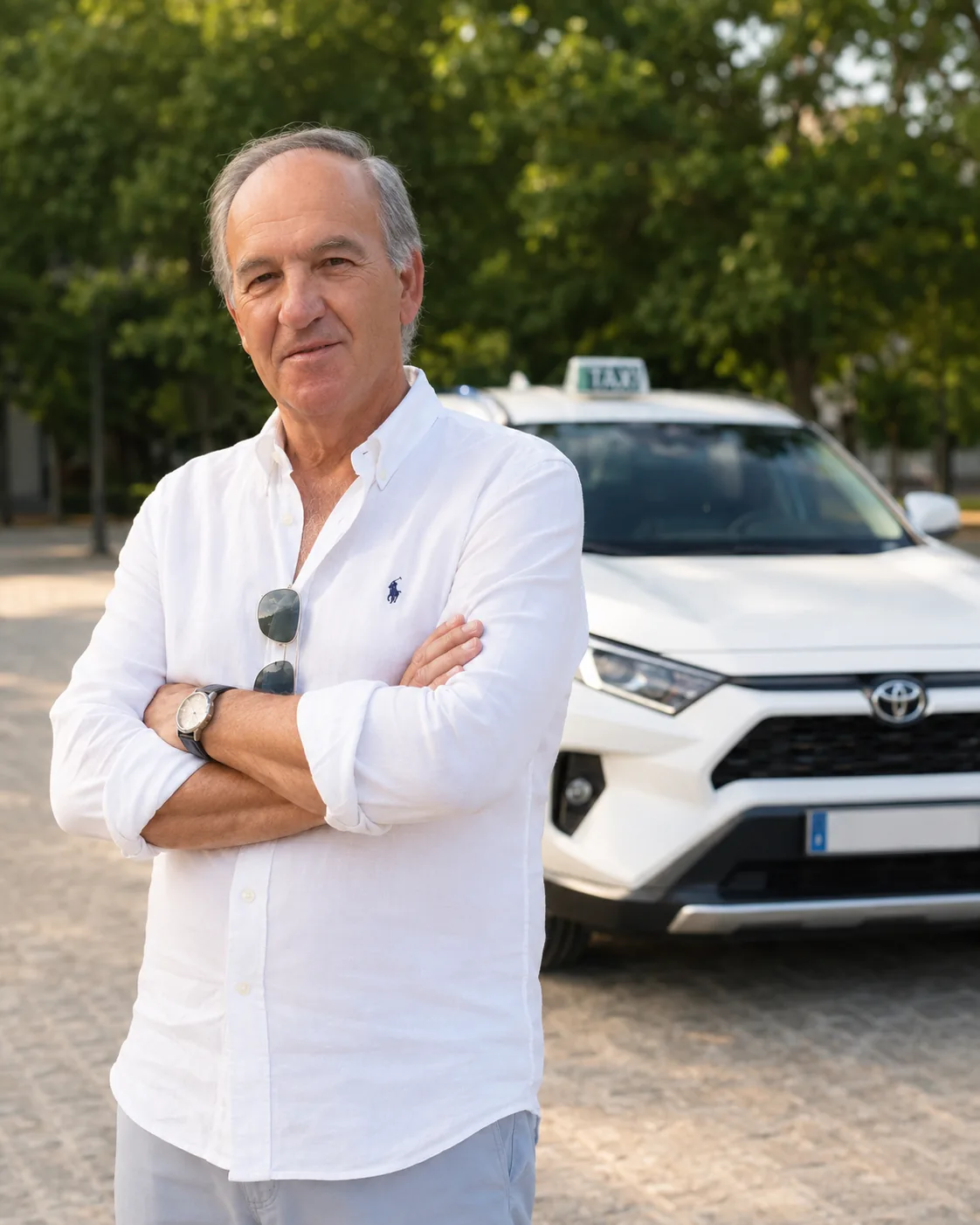 Juan Antonio Requena junto a su Toyota RAV4 blanco